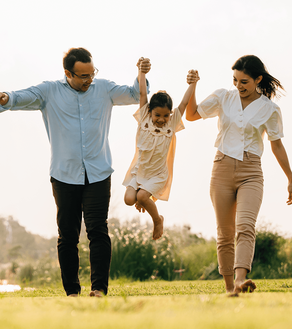 Familia feliz divirtiendose en el campo.
