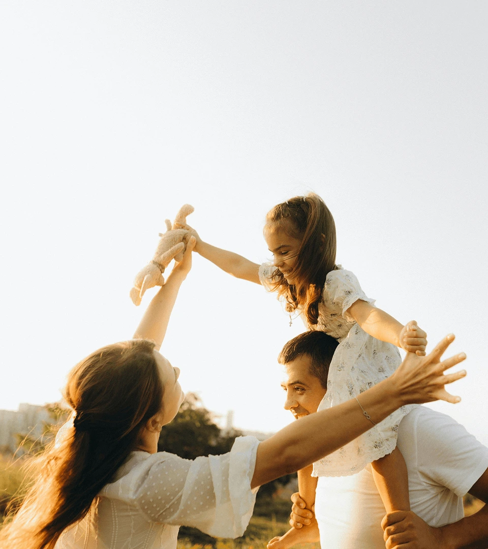 Familia feliz divirtiendose en el campo.